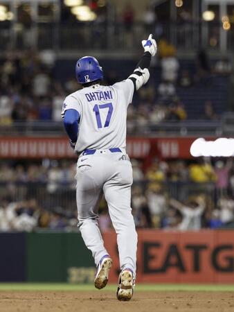 ９回、１２号２ランを放ち塁を回る大谷（共同）