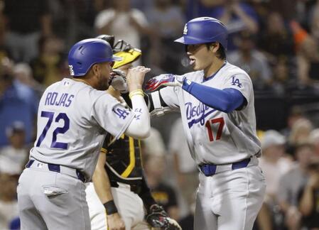 ９回、１２号２ランを放ちロハス（左）に迎えられる大谷（共同）