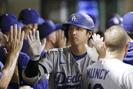 ９回、１２号２ランを放ちベンチで迎えられる大谷（共同）