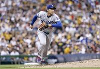 ３回、ベースカバーに走る大谷（共同）