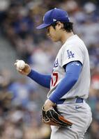 ４回、カリハンにソロ本塁打を浴びた大谷（共同）