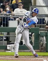 ９回、１２号２ランを放つ大谷（共同）