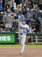 ９回、１２号２ランを放ち塁を回る大谷（共同）