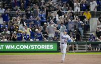 ９回、１２号２ランを放ち塁を回る大谷（共同）