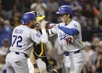９回、１２号２ランを放ちロハス（左）に迎えられる大谷（共同）