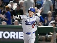 ９回、１２号２ランを放ち塁を回る大谷（共同）