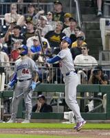 ９回、１２号２ランを放つ大谷（共同）