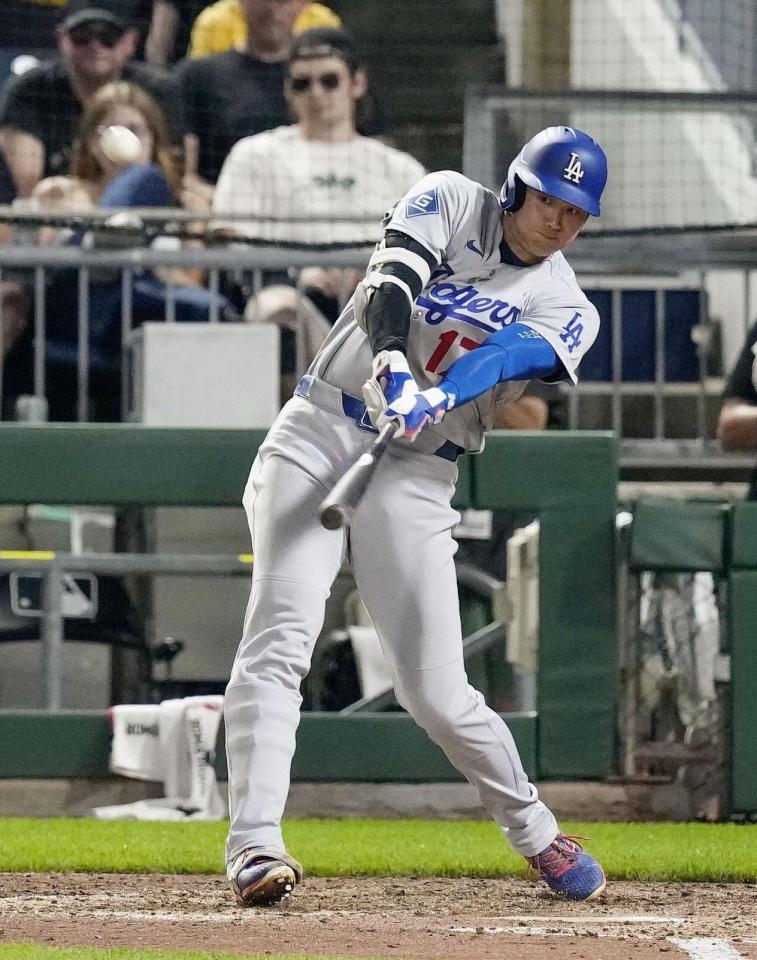 ９回、１２号２ランを放つ大谷（共同）