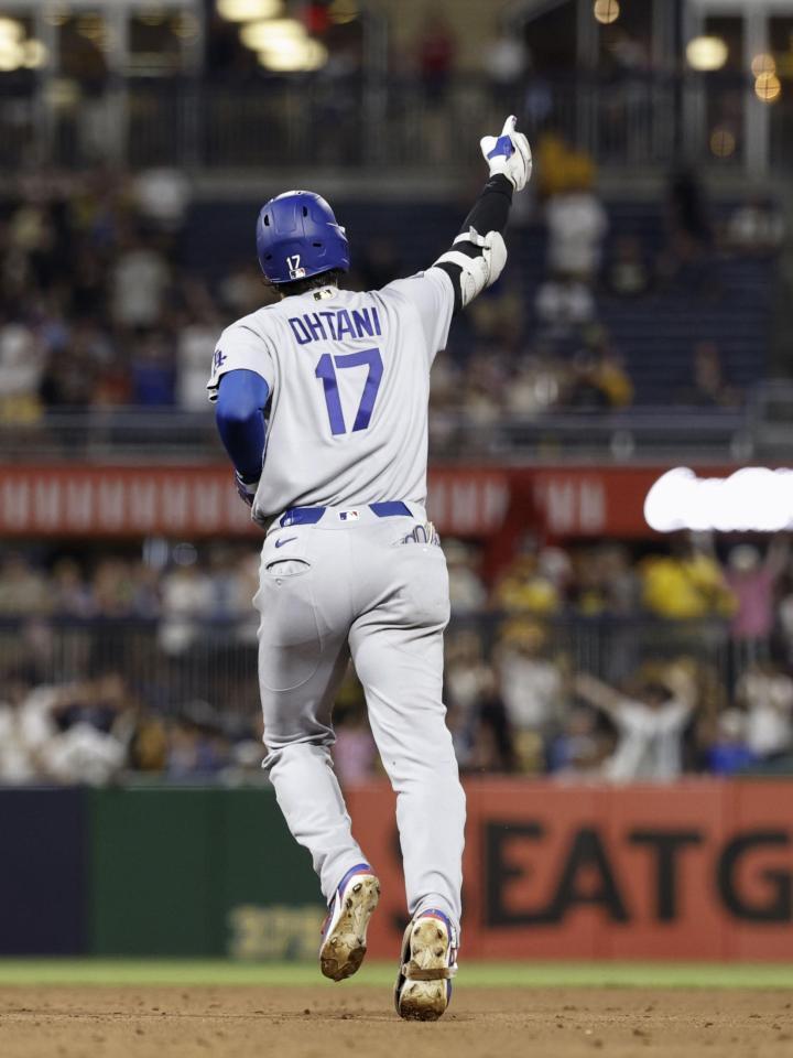 ９回、１２号２ランを放ち塁を回る大谷（共同）