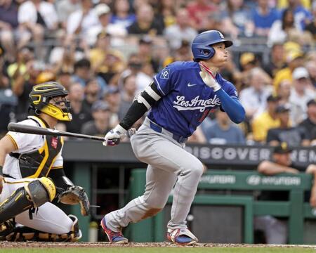 ３回、先制の１３号ソロを放つ大谷（共同）