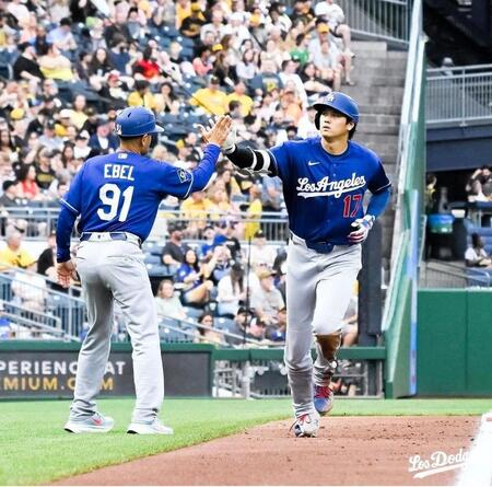 ３回、１３号を放って三塁ベースコーチ（９１）とタッチをかわす大谷（ロサンゼルス・ドジャース提供）
