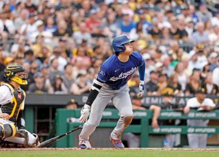 　パイレーツ戦の３回、先制の１３号ソロを放ったドジャース・大谷＝ピッツバーグ（共同）