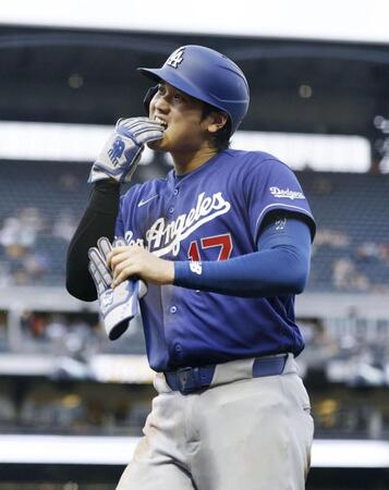５回の攻撃を終え、ベンチに戻る大谷（共同）