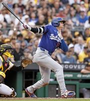 ３回、先制の１３号ソロを放つ大谷（共同）