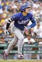 ３回、先制の１３号ソロを放ち、打球の行方を見つめる大谷（共同）