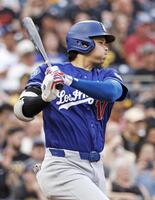 ４回、右前打を放つ大谷（共同）