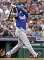 ４回、右前打を放つ大谷（共同）