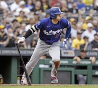 ４回、右前打を放つ大谷（共同）