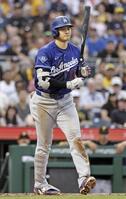 ５回、四球を選んだ大谷（共同）