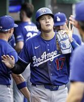 ４回、フリーマンの適時打で生還し、ベンチで迎えられる大谷（共同）