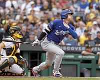 ３回、先制の１３号ソロを放つ大谷（共同）