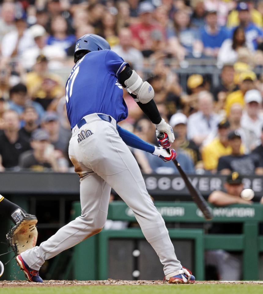 ３回、先制の１３号ソロを放つ大谷（共同）