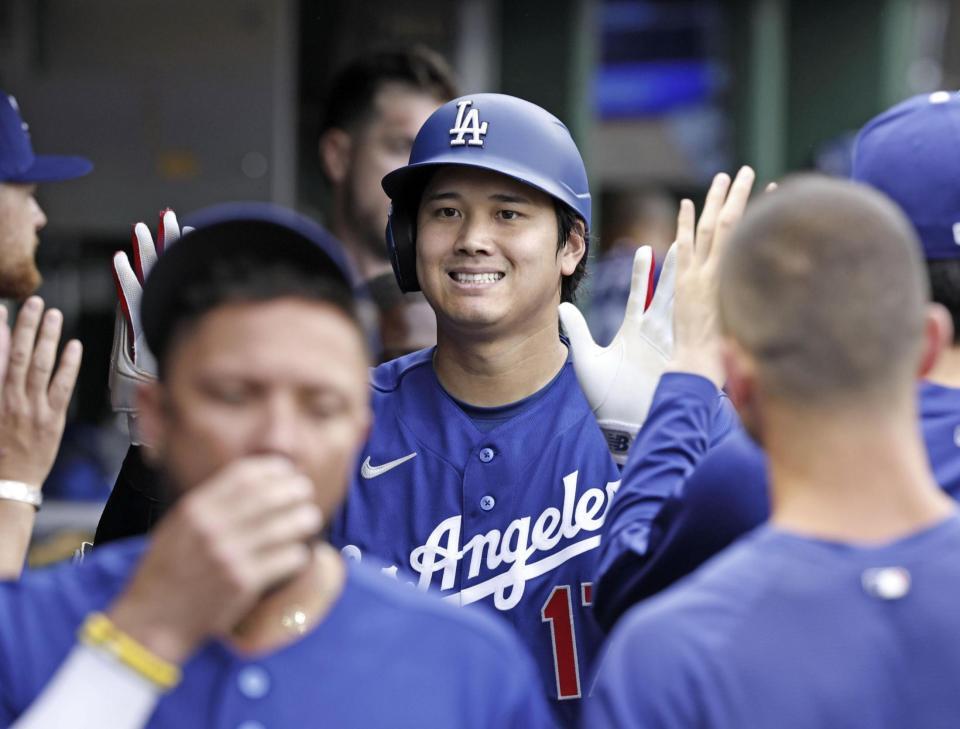 ３回、先制の１３号ソロを放ち、ベンチで迎えられる大谷（共同）