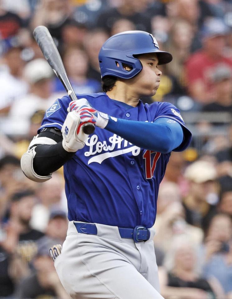 ４回、右前打を放つ大谷（共同）