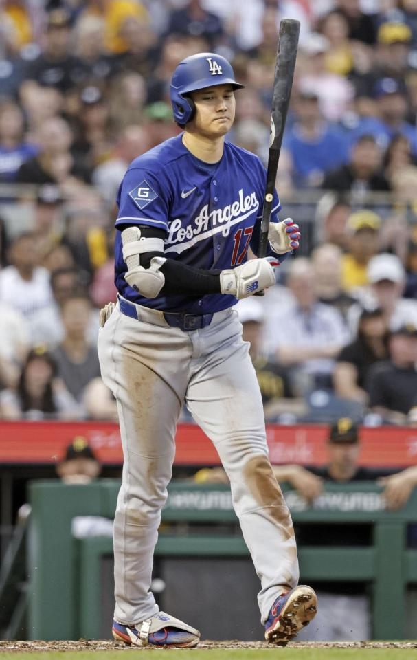 ５回、四球を選んだ大谷（共同）