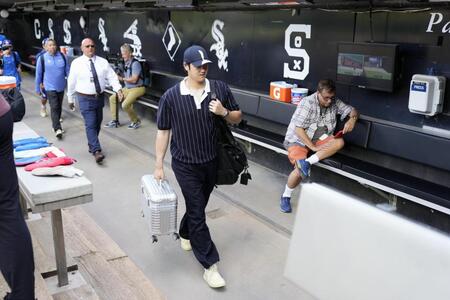 　試合前、私服で球場入りしたドジャース・大谷＝シカゴ（共同）