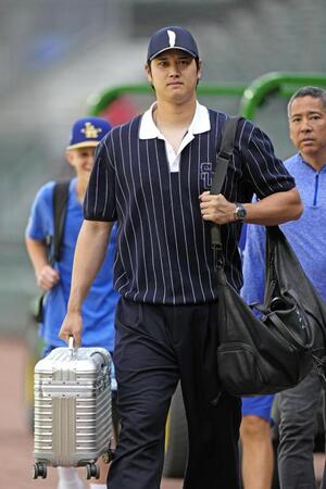 　試合前、私服で球場入りしたドジャース・大谷＝シカゴ（共同）