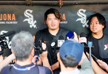 　取材に応じるホワイトソックス・村上＝シカゴ（共同）