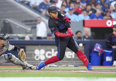 　ヤンキース戦の１回、14号２ランを放つブルージェイズ・岡本＝トロント（ロイター＝共同）