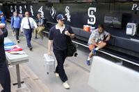 　試合前、私服で球場入りしたドジャース・大谷＝シカゴ（共同）