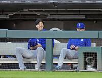 　ホワイトソックス戦のベンチで笑顔のドジャース・大谷＝シカゴ（共同）