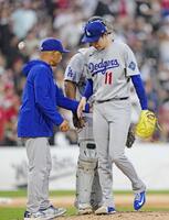 　ホワイトソックス戦の５回途中、降板するドジャース・佐々木。左はロバーツ監督＝シカゴ（共同）