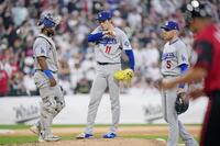 　ホワイトソックス戦の５回途中、降板するドジャース・佐々木＝シカゴ（共同）