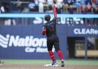 　ヤンキース戦の１回、14号２ランを放ち塁を回るブルージェイズ・岡本＝トロント（ロイター＝共同）