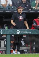 　ドジャース戦の５回、ベンチで声を出すホワイトソックス・村上＝シカゴ（共同）
