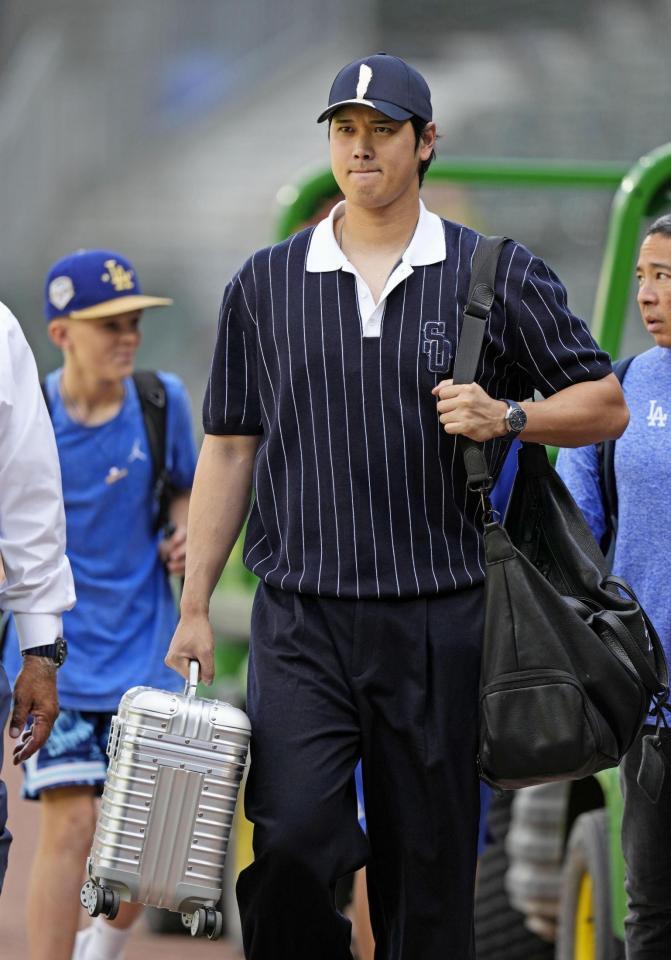 　試合前、私服で球場入りしたドジャース・大谷＝シカゴ（共同）