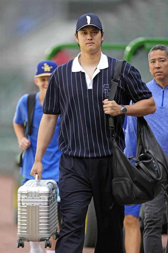 　試合前、私服で球場入りしたドジャース・大谷＝シカゴ（共同）