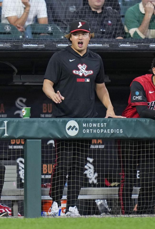 　ドジャース戦の５回、ベンチで声を出すホワイトソックス・村上＝シカゴ（共同）