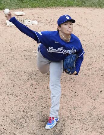 先発し、８回１／３を１安打１失点で７勝目を挙げた山本（共同）