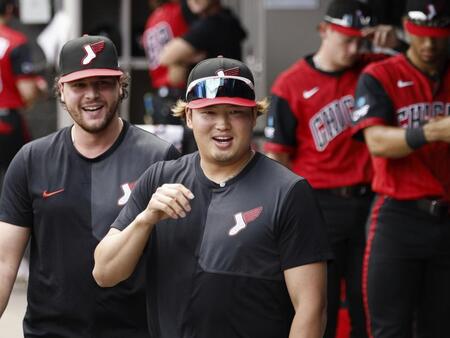 試合開始前、ベンチで笑顔を見せる村上（共同）