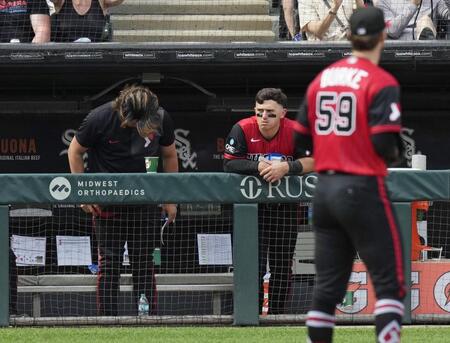 ４回、三塁に進んだ大谷に対し、あいさつする村上（左）＝共同