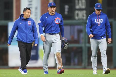 鈴木は負傷後、通訳（左）とカウンセル監督（右）と共にグラウンドを後にした（提供・ＡＰ／アフロ）