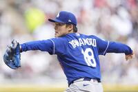 先発し、８回１／３を１安打１失点で７勝目を挙げた山本（共同）