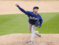 先発した山本。無安打無得点試合まであと３人の９回無死から本塁打を許し、惜しくも快挙を逃した（共同）
