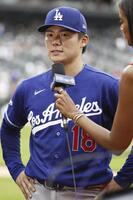 勝利し、インタビューに応じる山本（共同）