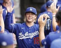 ９回途中、降板しベンチで迎えられる山本（共同）